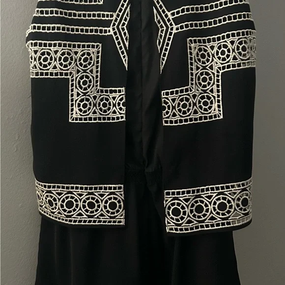 Parker shorts romper embroidered with pockets - back zipper and flap detail - Picture 2 of 6